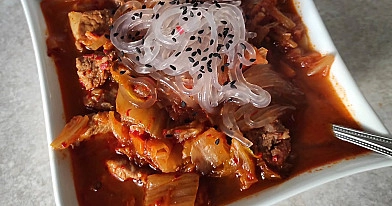 Zupa z kimchi z wołowiną i makaronem shirataki