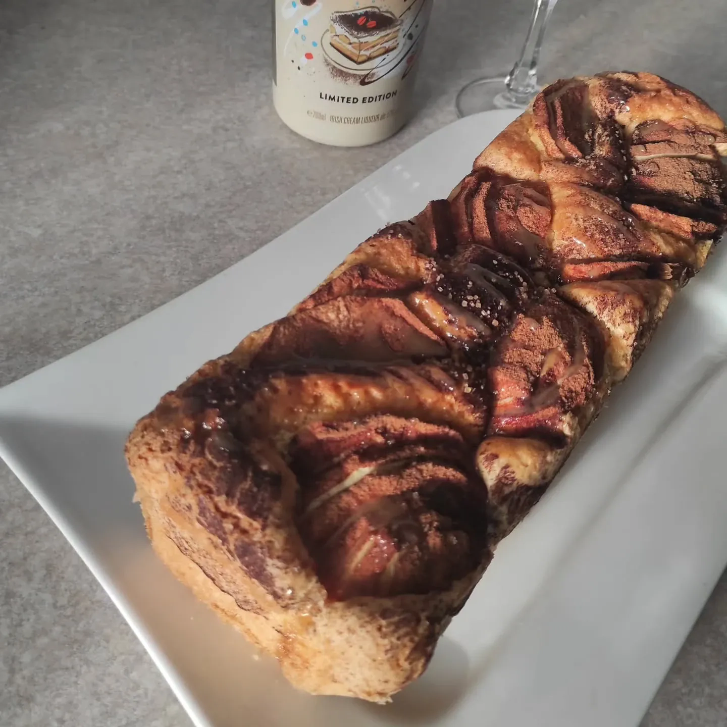 Ucierane ciasto z jabłkami i cynamonem