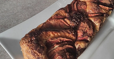 Ucierane ciasto z jabłkami i cynamonem