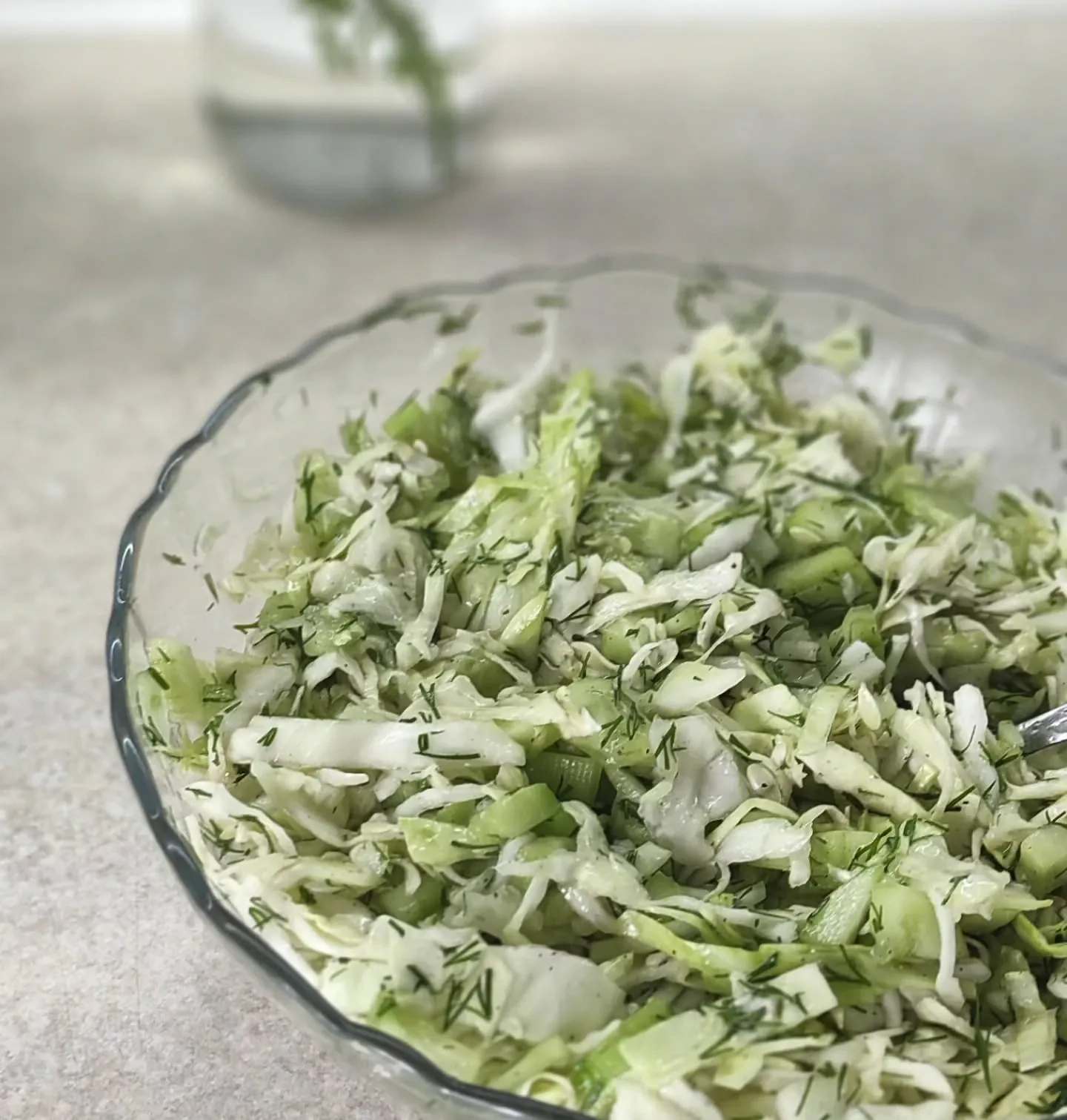 Sałatka z młodej kapusty z koperkiem i ogórkiem