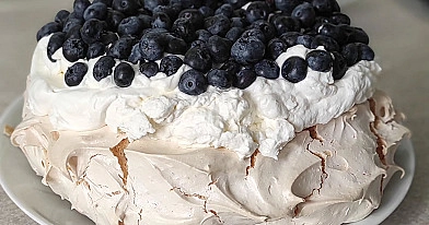 Pavlova z borówkami i bitą śmietaną – lekki bezowy deser na niedzielne popołudnie