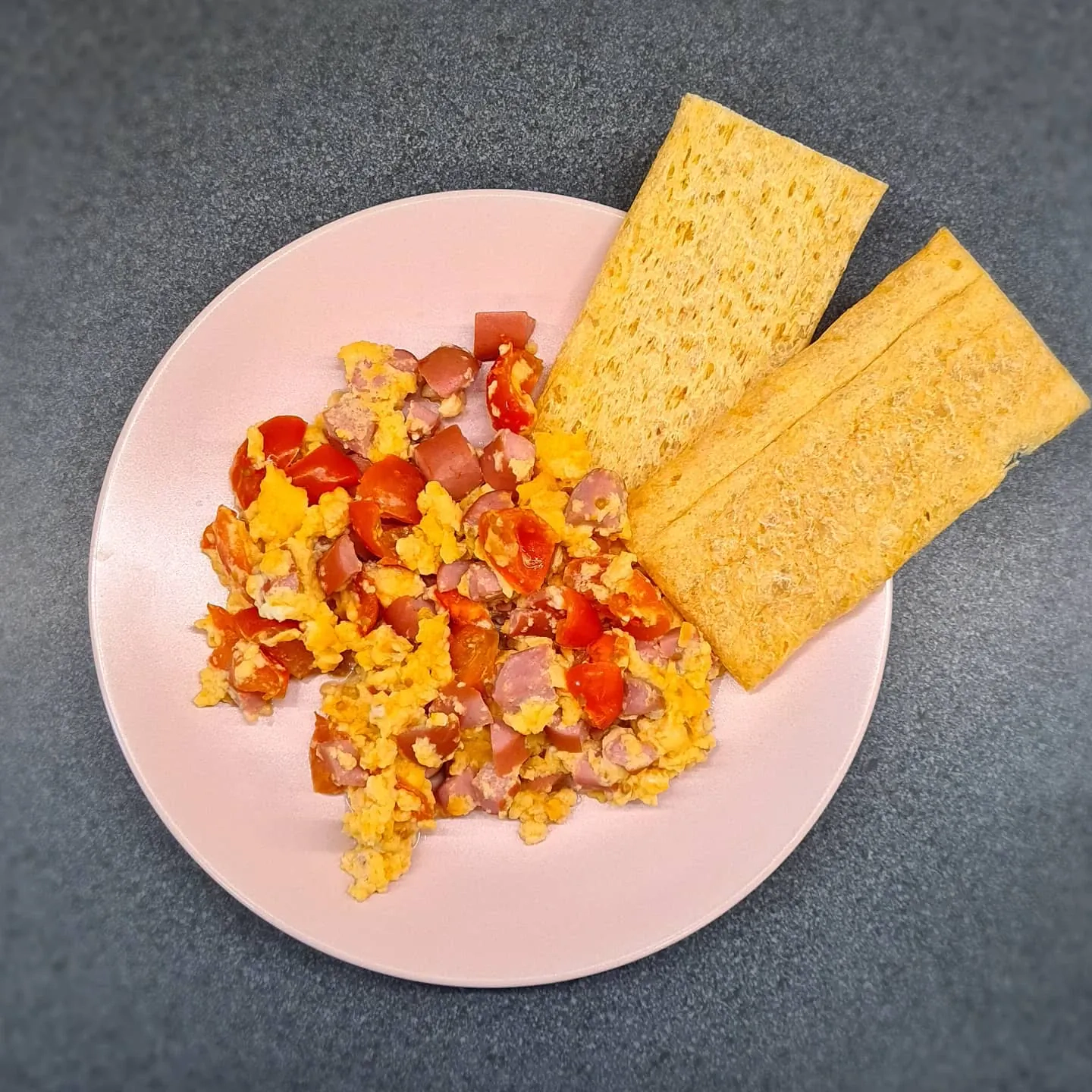 Brokastu omlete ar ceptiem tomātiem, tītara cīsiņiem un kraukšķīgām sausmaizītēm