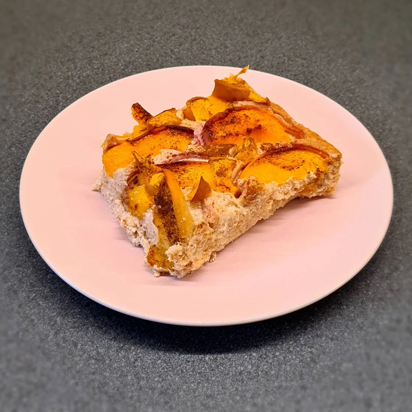 Veselīgs biezpiena persiku pīrāgs brokastīm un vieglam desertam