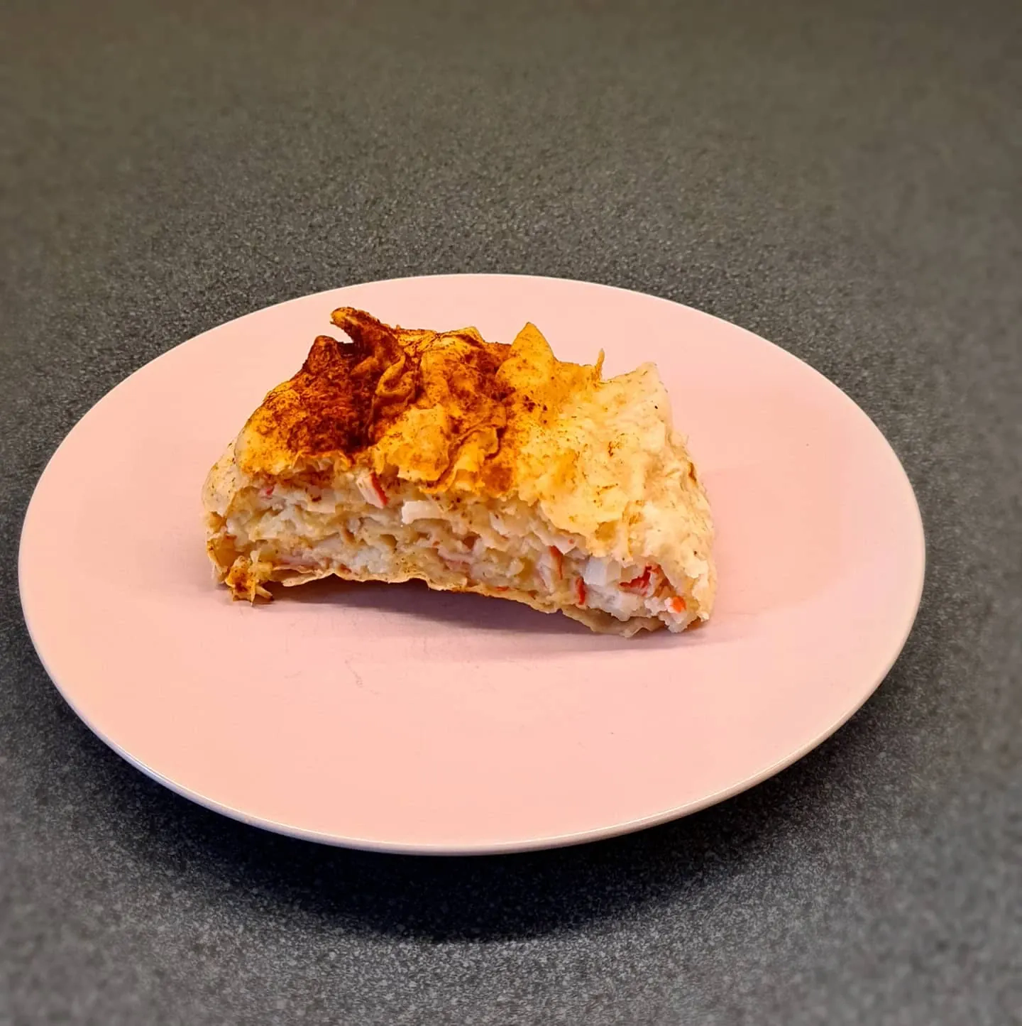 Ātrs un viegls krabja nūjiņu pīrāgs lavašā ar sieru un skābo krējumu