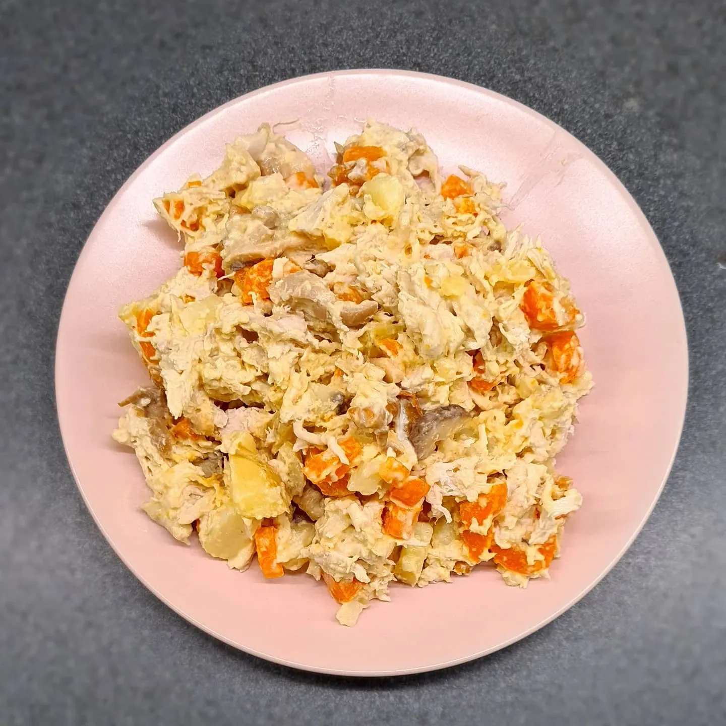 Plūkātas vistas burkānu kartupeļu salāti Plūkātas vistas burkānu kartupeļu salāti