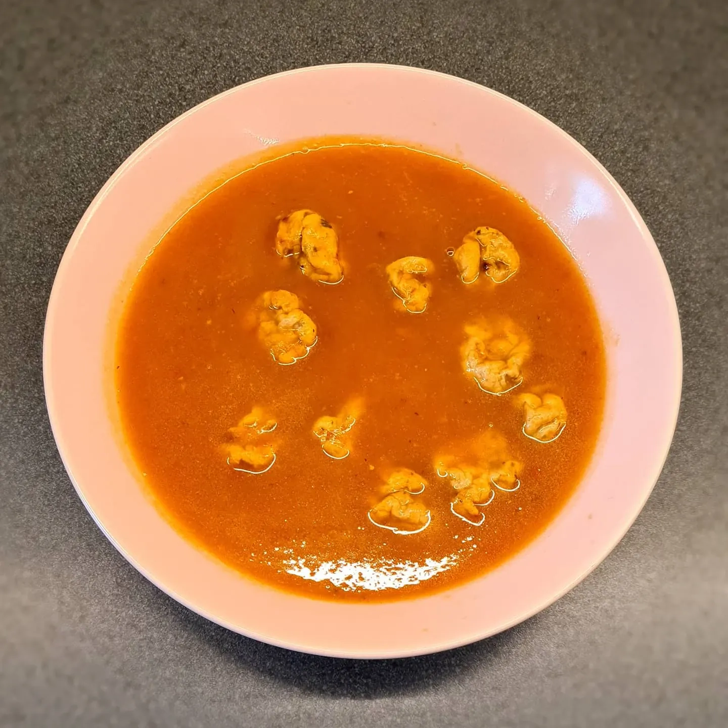 Krēmīga tomātu zupa ar jūras veltēm un garnelēm – viegla un veselīga maltīte