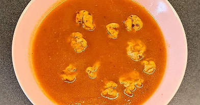 Krēmīga tomātu zupa ar jūras veltēm un garnelēm – viegla un veselīga maltīte