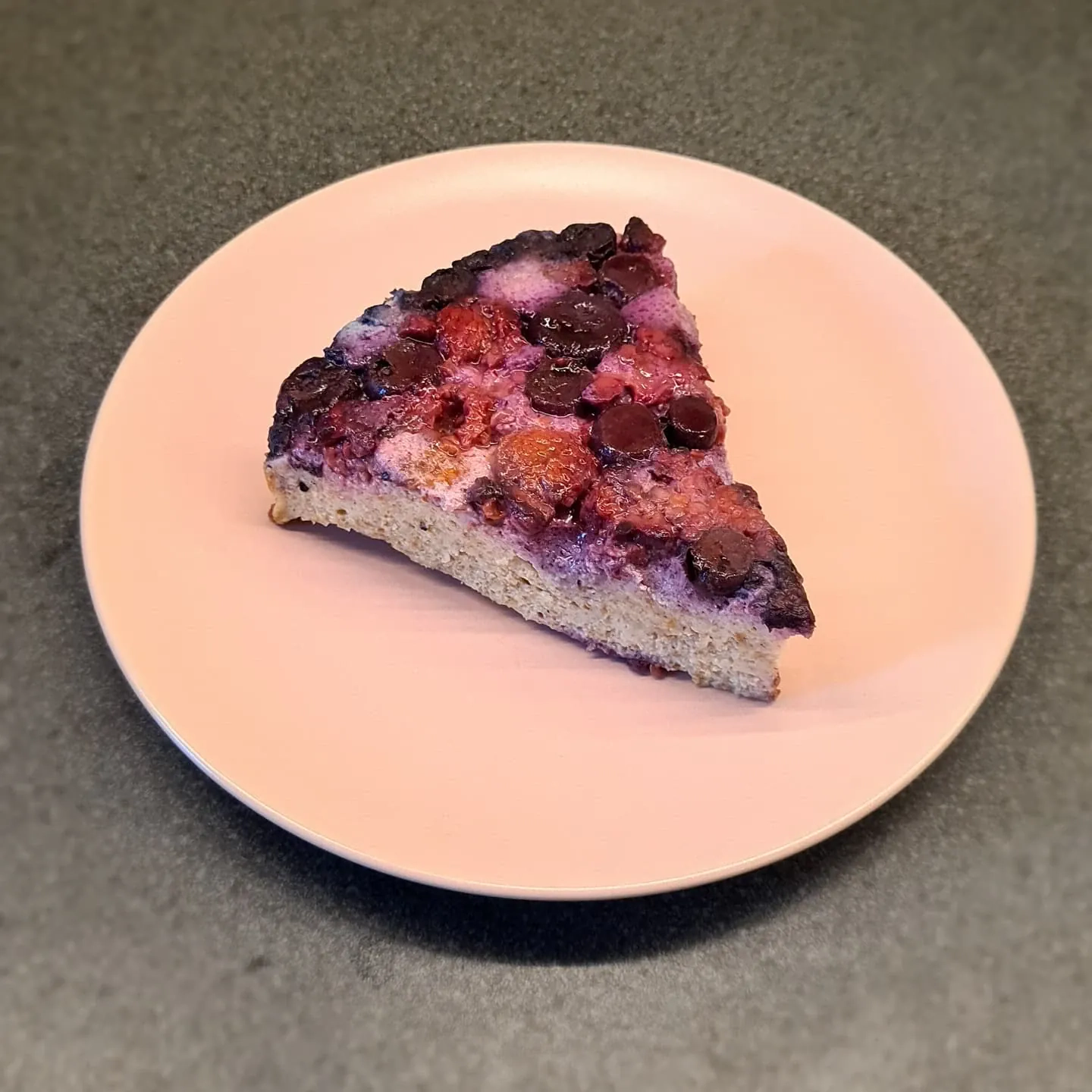 Rīkotas siera pīrāgs ar mellenēm un avenēm