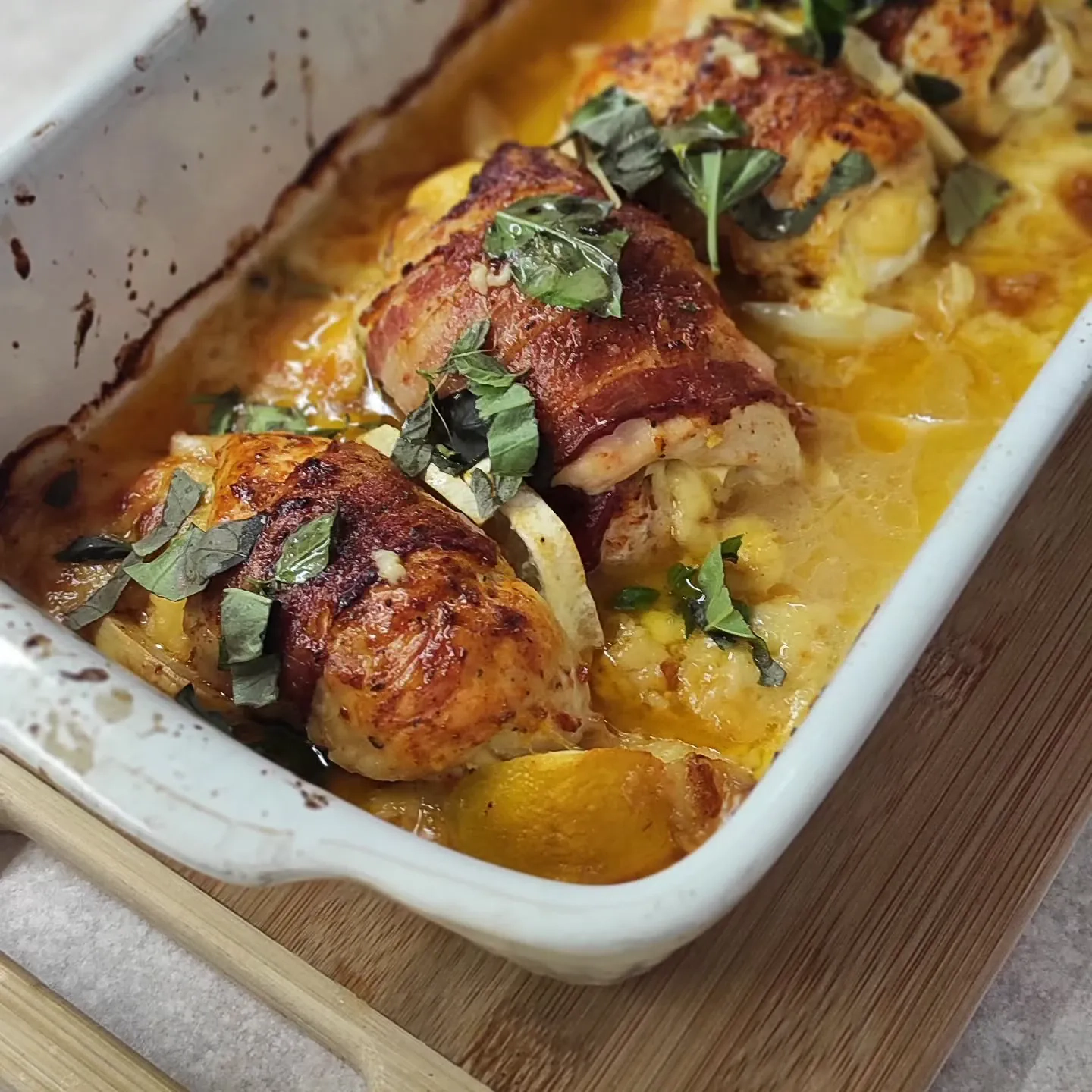 Rolada z fileta kurczaka z serem, boczkiem i cytrynowo-śmietanowym sosem