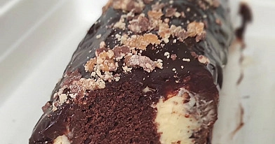 Metrowiec czekoladowo-waniliowy z kremem budyniowym i polewą czekoladową