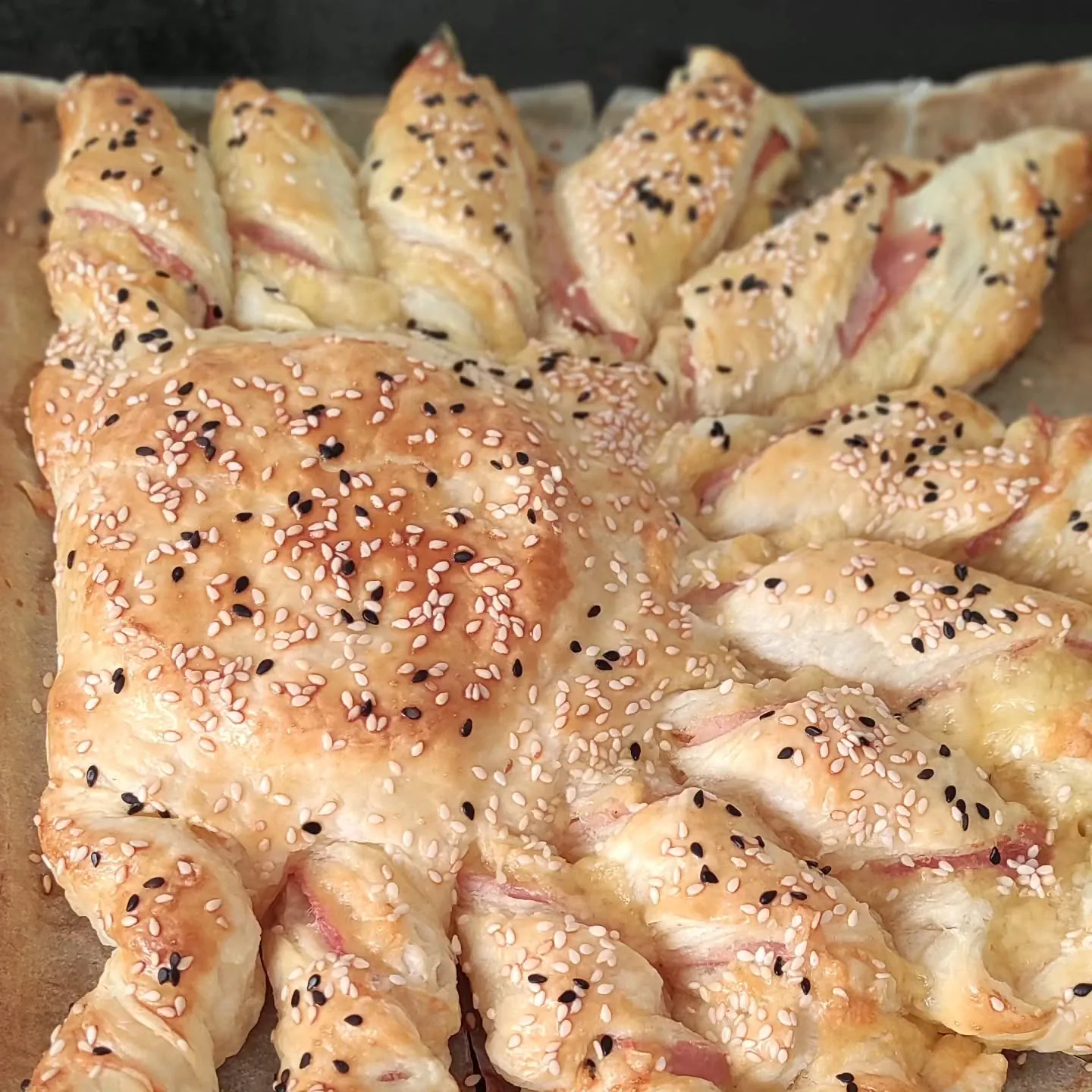 Ośmiorniczka serowo-szynkowa z ciasta francuskiego