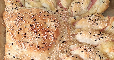 Ośmiorniczka serowo-szynkowa z ciasta francuskiego