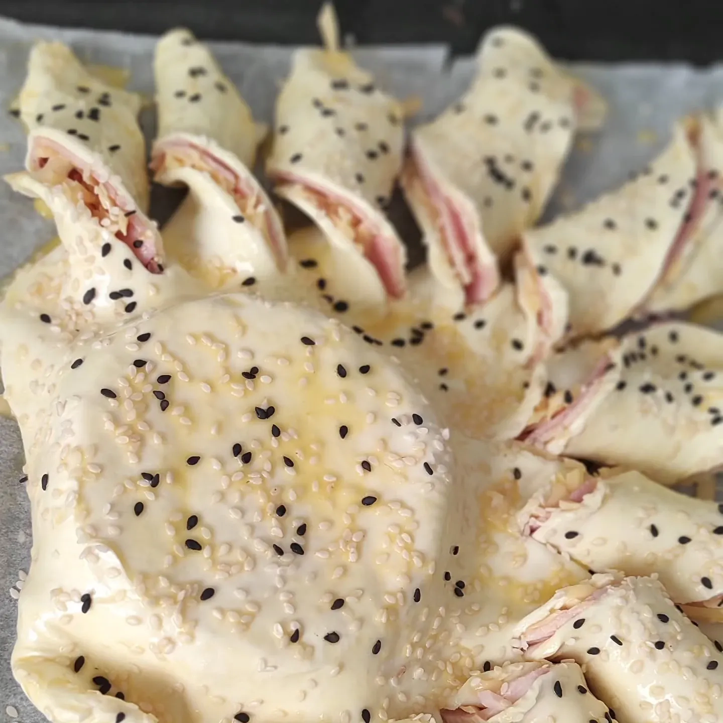 Ośmiorniczka serowo-szynkowa z ciasta francuskiego