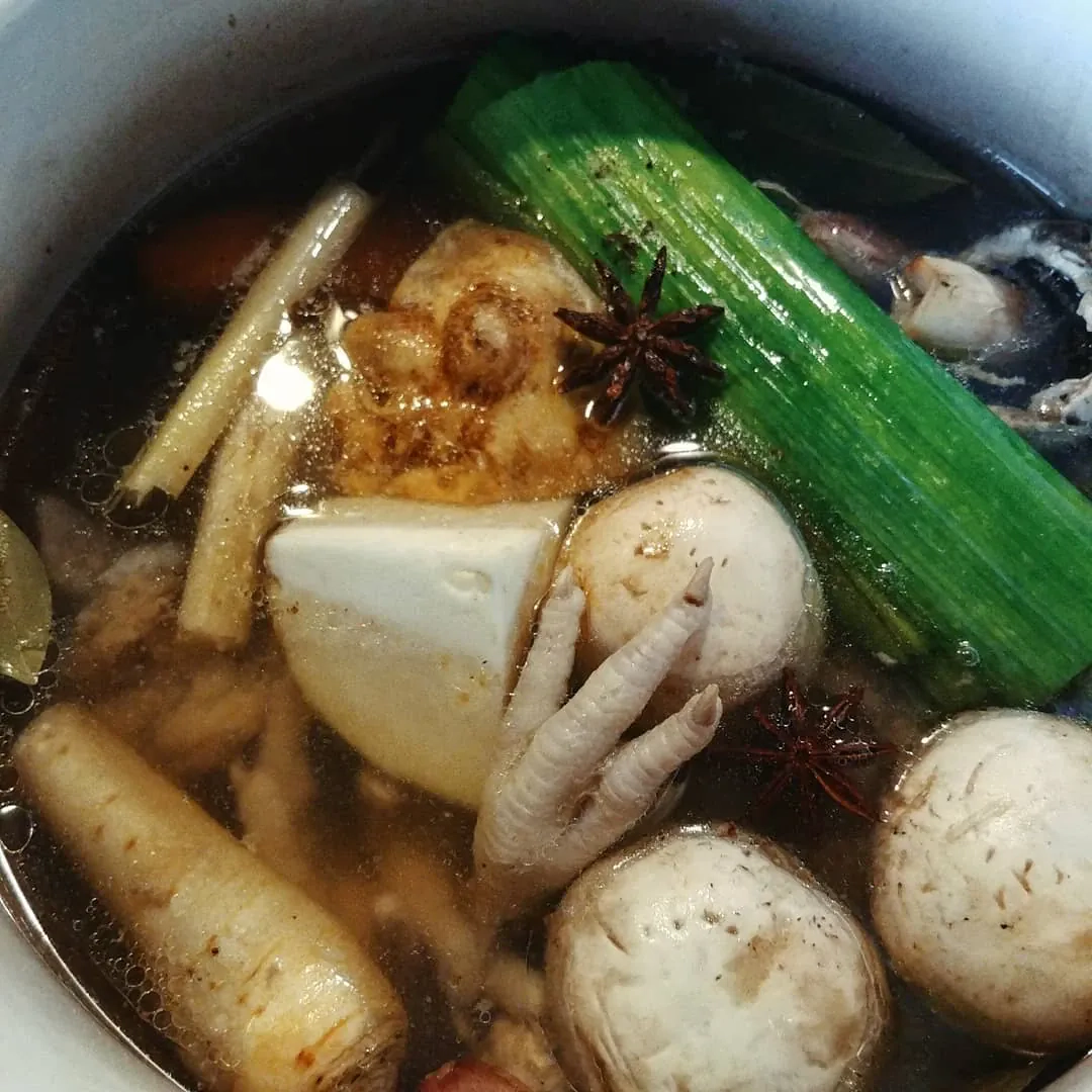 Azjatycki bulion z kurzych łapek z imbirem, anyżem i trawą cytrynową