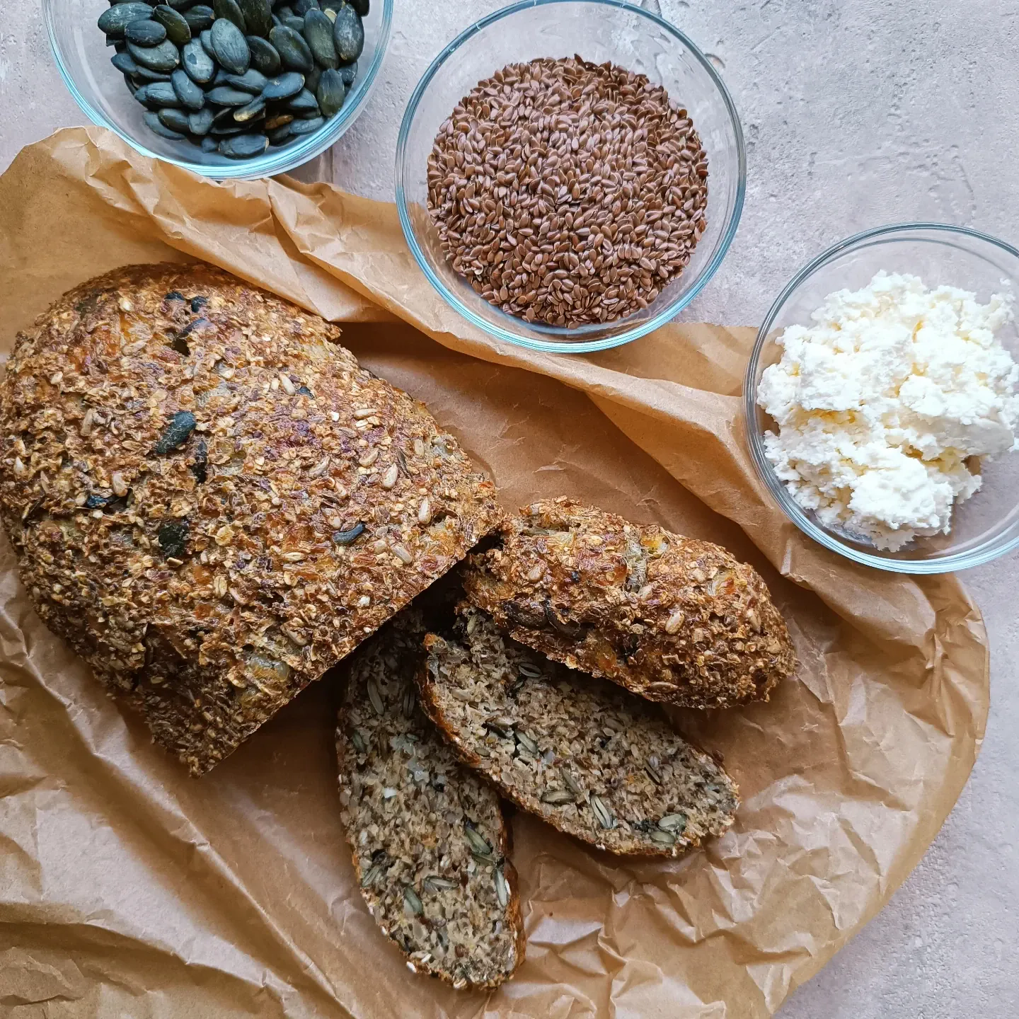 Chleb bez mąki z twarogiem, siemieniem lnianym i pestkami dyni – zdrowy, sycący i bogaty w białko Chleb bez mąki z twarogiem, siemieniem lnianym i pestkami dyni – zdrowy, sycący i bogaty w białko