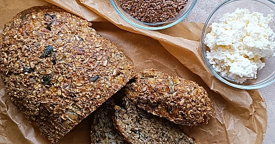 Chleb bez mąki z twarogiem, siemieniem lnianym i pestkami dyni – zdrowy, sycący i bogaty w białko