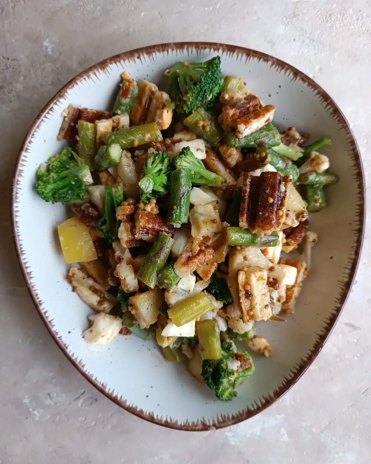 Sałatka ze szparagami, brokułem, kalafiorem i grillowanym halloumi Sałatka ze szparagami, brokułem, kalafiorem i grillowanym halloumi