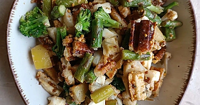 Sałatka ze szparagami, brokułem, kalafiorem i grillowanym halloumi