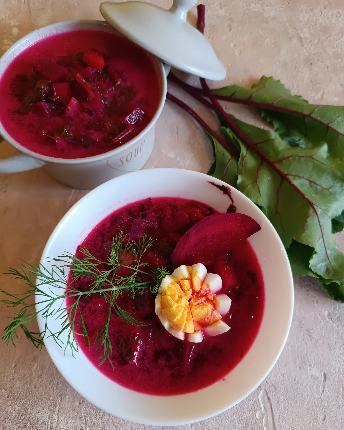 Botwinka z jajkiem i młodymi ziemniakami na rosole drobiowym