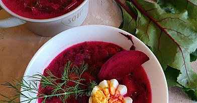 Botwinka z jajkiem i młodymi ziemniakami na rosole drobiowym