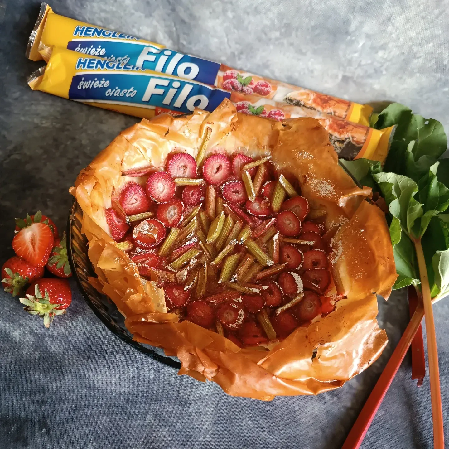Tarta z ciasta filo z truskawkami i rabarbarem