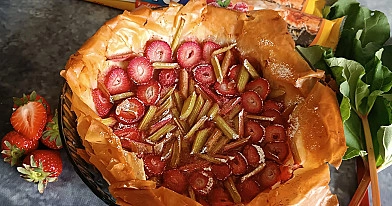 Tarta z ciasta filo z truskawkami i rabarbarem