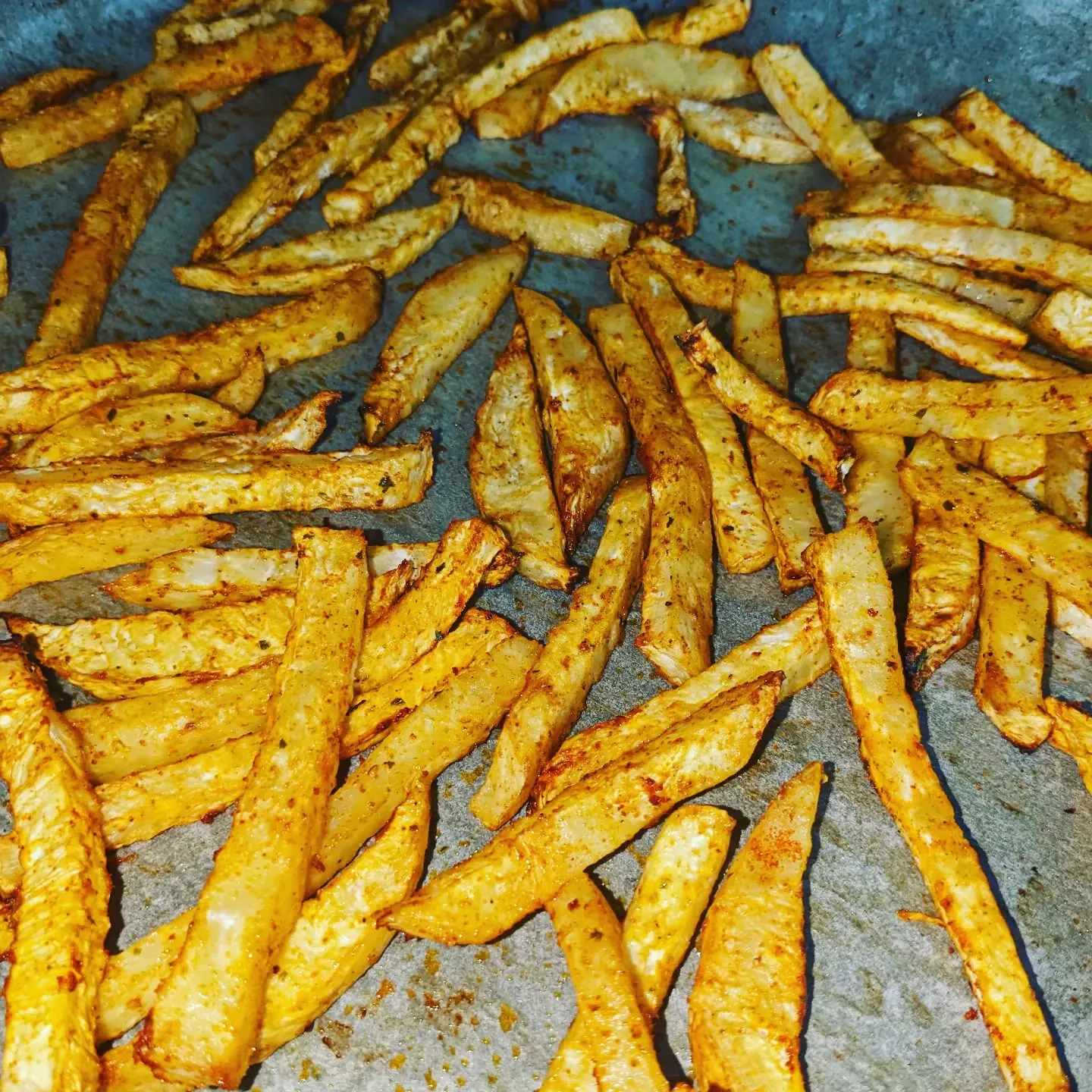 Frytki z selera z airfryera – chrupiące, złociste i lekkie frytki warzywne bez oleju Frytki z selera z airfryera – chrupiące, złociste i lekkie frytki warzywne bez oleju