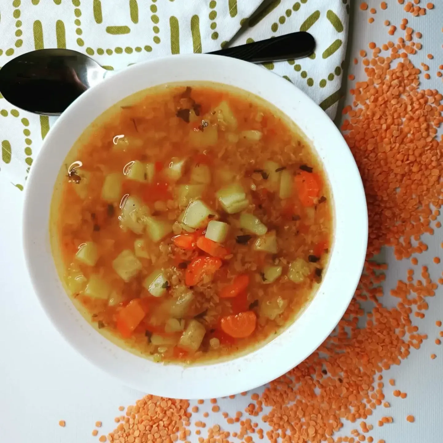 Zupa z czerwonej soczewicy z ziemniakami i pomidorami – rozgrzewająca, lekka i pożywna