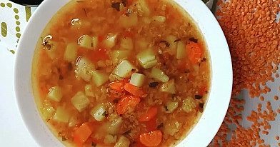 Zupa z czerwonej soczewicy z ziemniakami i pomidorami – rozgrzewająca, lekka i pożywna