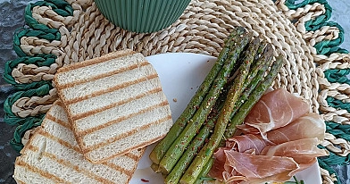 Duszone szparagi z jajkiem sadzonym i włoską szynką