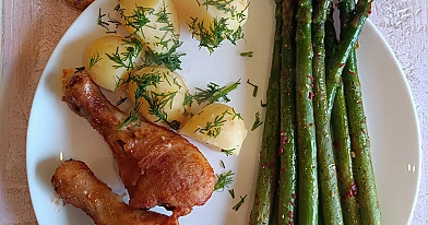 Pałeczki z kurczaka z Airfryera z młodymi ziemniakami i duszonymi szparagami