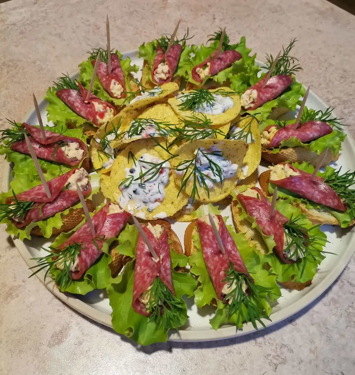 Skanūs užkandžiai su saliamiu, sūriu ir krapais ant skrudintos duonos