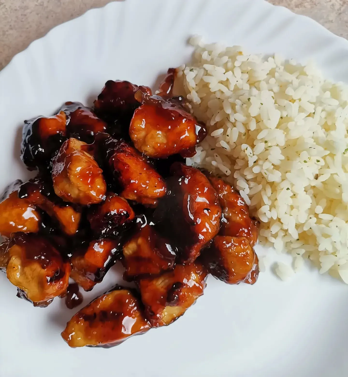 Kiniška vištiena su saldžiarūgščiu medaus-sojų padažu ir ryžiais