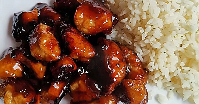 Kiniška vištiena su saldžiarūgščiu medaus-sojų padažu ir ryžiais