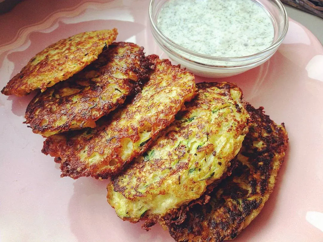 Beatos cukinijų blynai su varške ir rūkyta lašiša