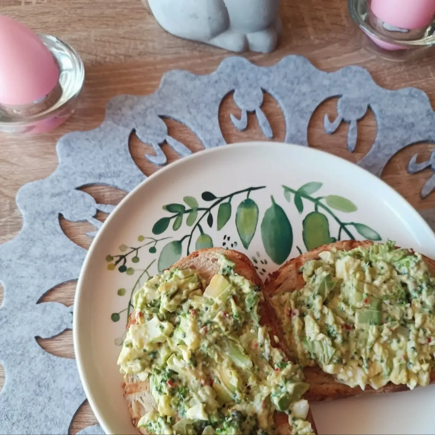 Grzanki z pastą jajeczną z awokado i brokułem – zdrowe śniadanie pełne białka i kremowej delikatności