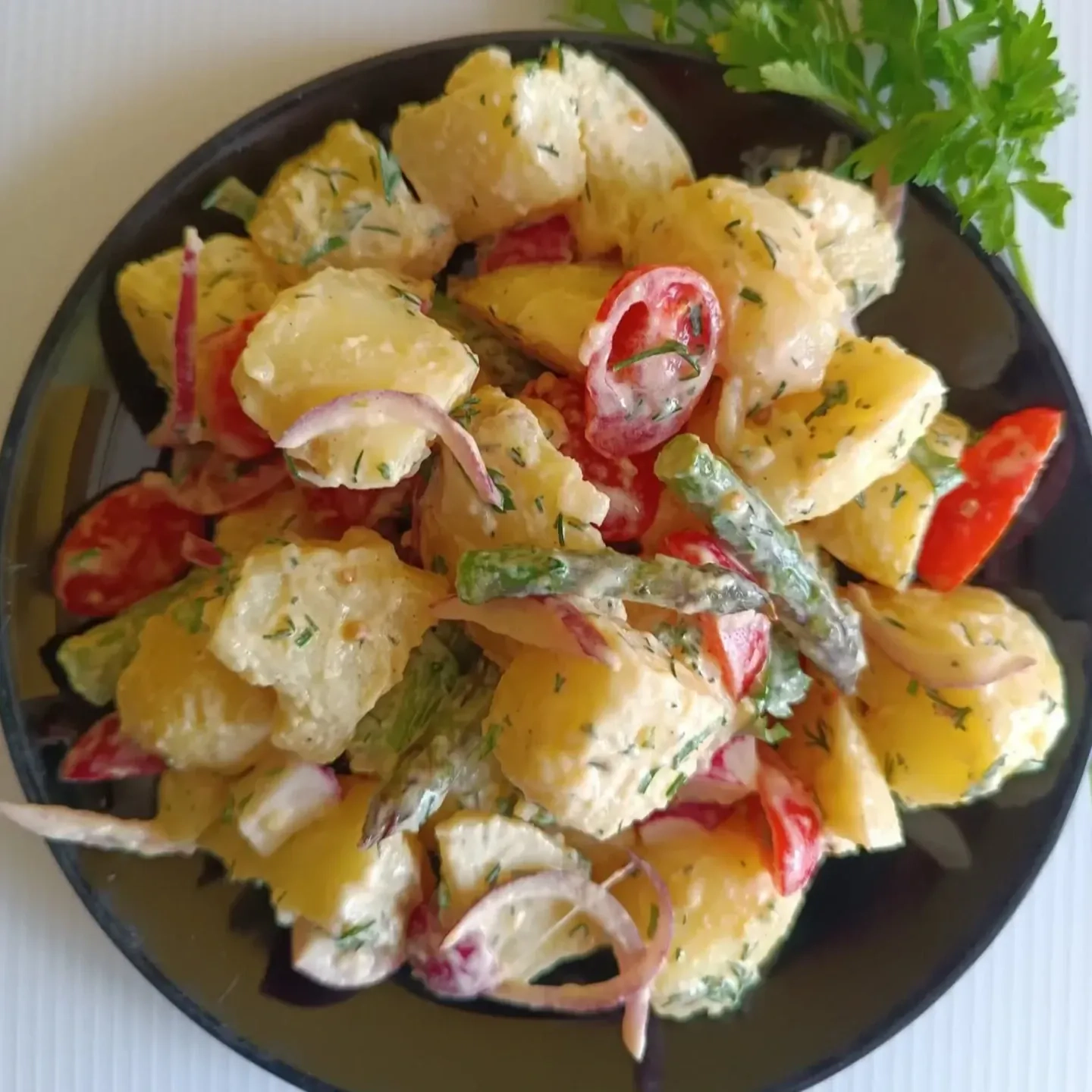 Sałatka ziemniaczana ze szparagami i warzywami w kremowym sosie musztardowym