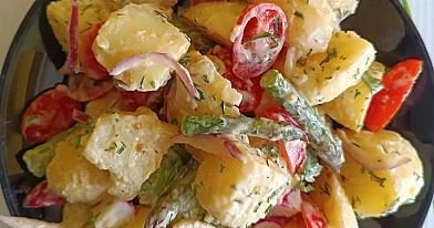 Sałatka ziemniaczana ze szparagami i warzywami w kremowym sosie musztardowym