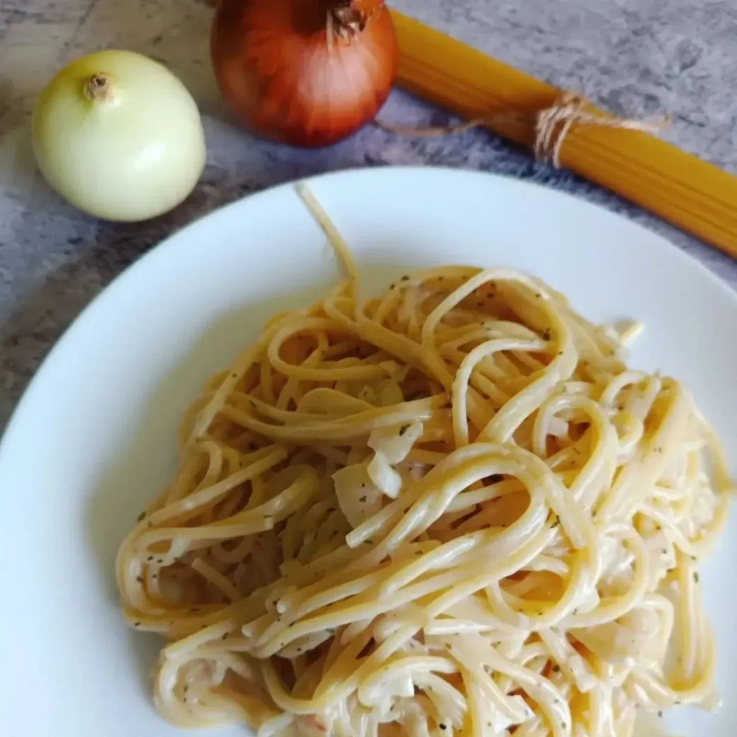 Spaghetti cebulowe z fetą i mlekiem