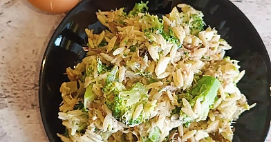 Sałatka makaronowa z wędzoną makrelą i brokułem 🐟🥦