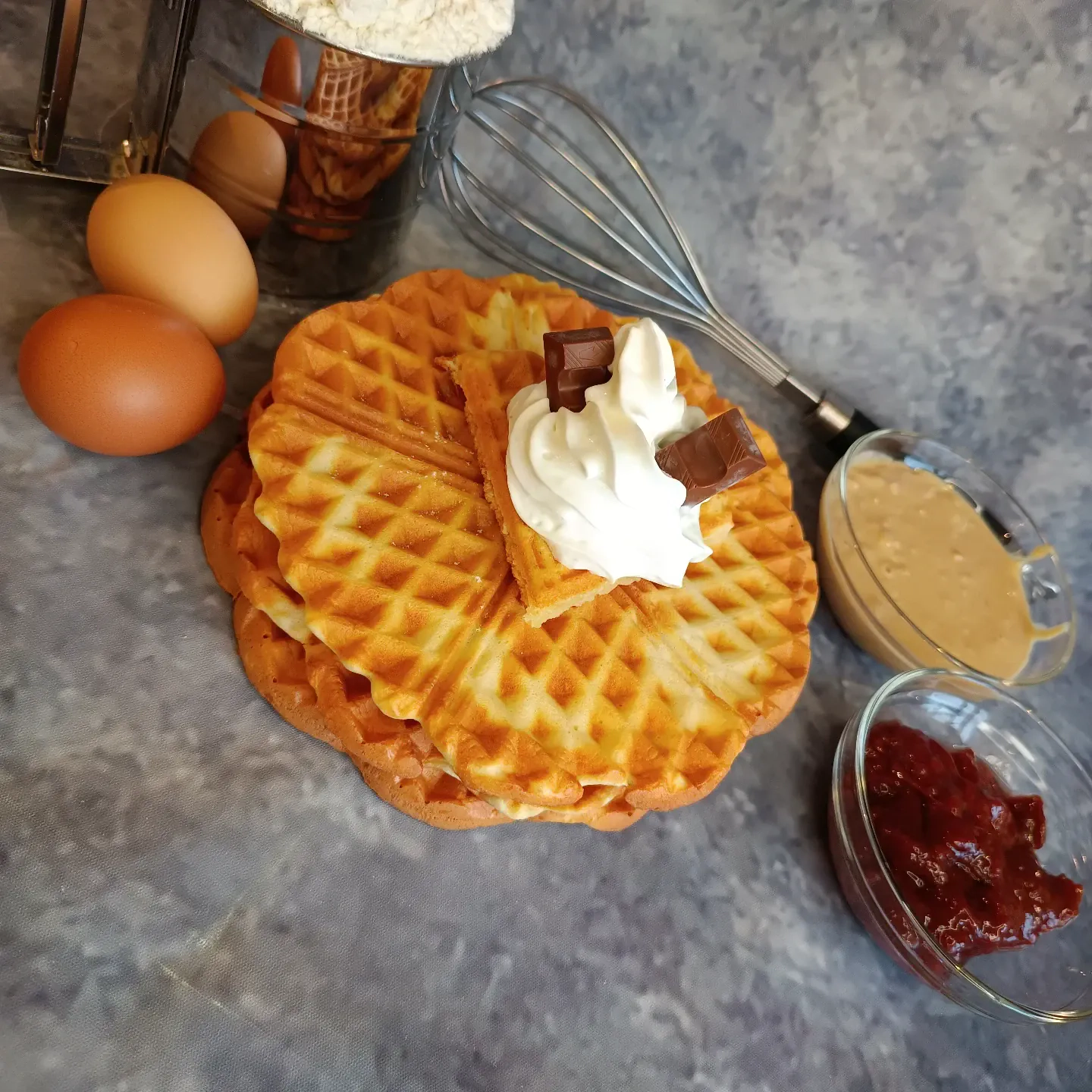 Domowe chrupiące gofry z bitą śmietaną i czekoladą