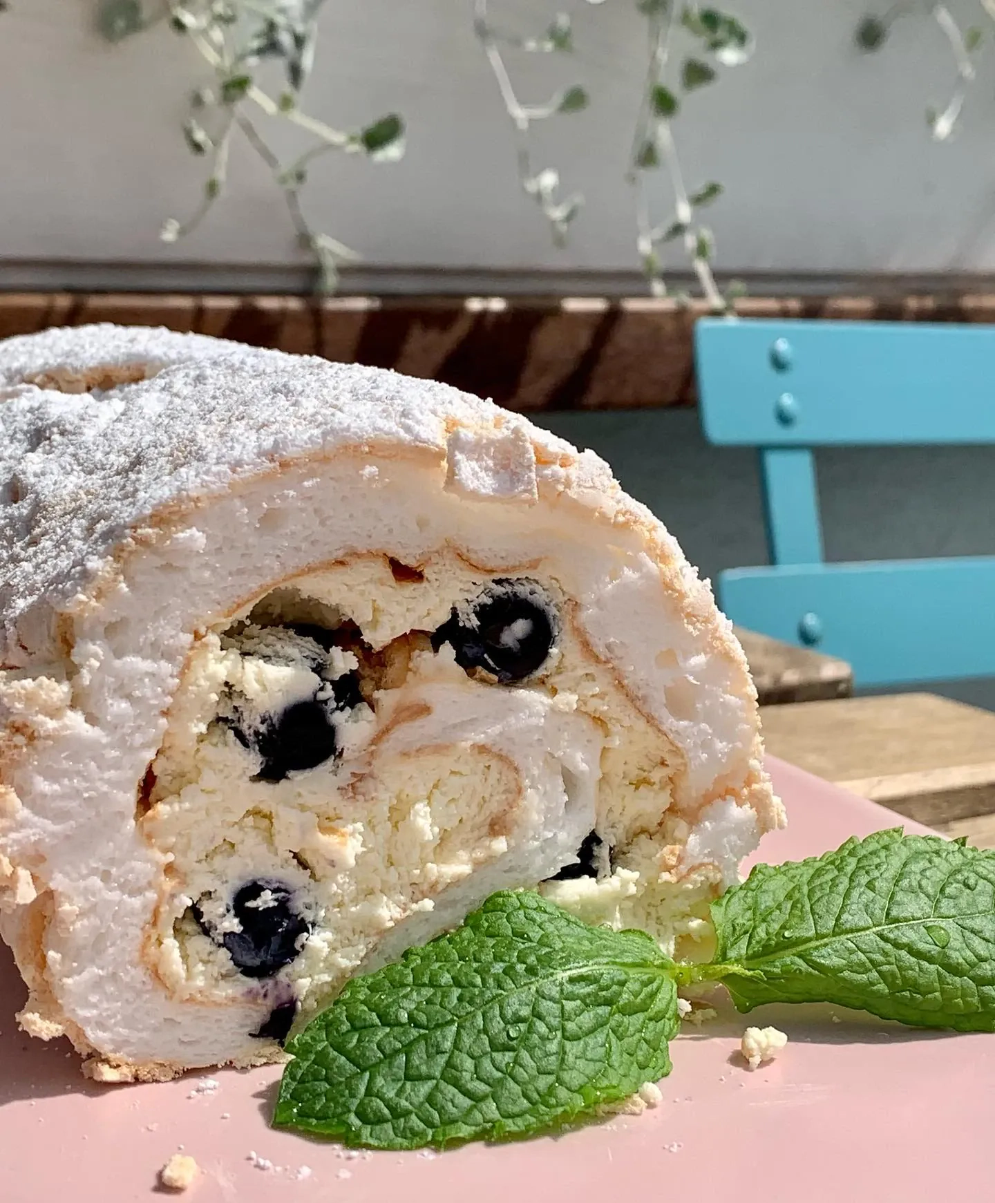 Rolada śmietankowa z borówkami