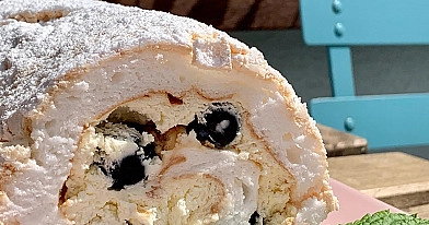 Rolada śmietankowa z borówkami