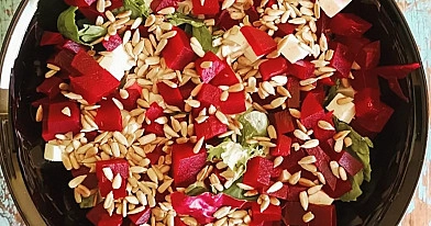 Sałatka z buraków, fety i bekonu – kolorowa, chrupiąca i pełna smaku 🥗🥓