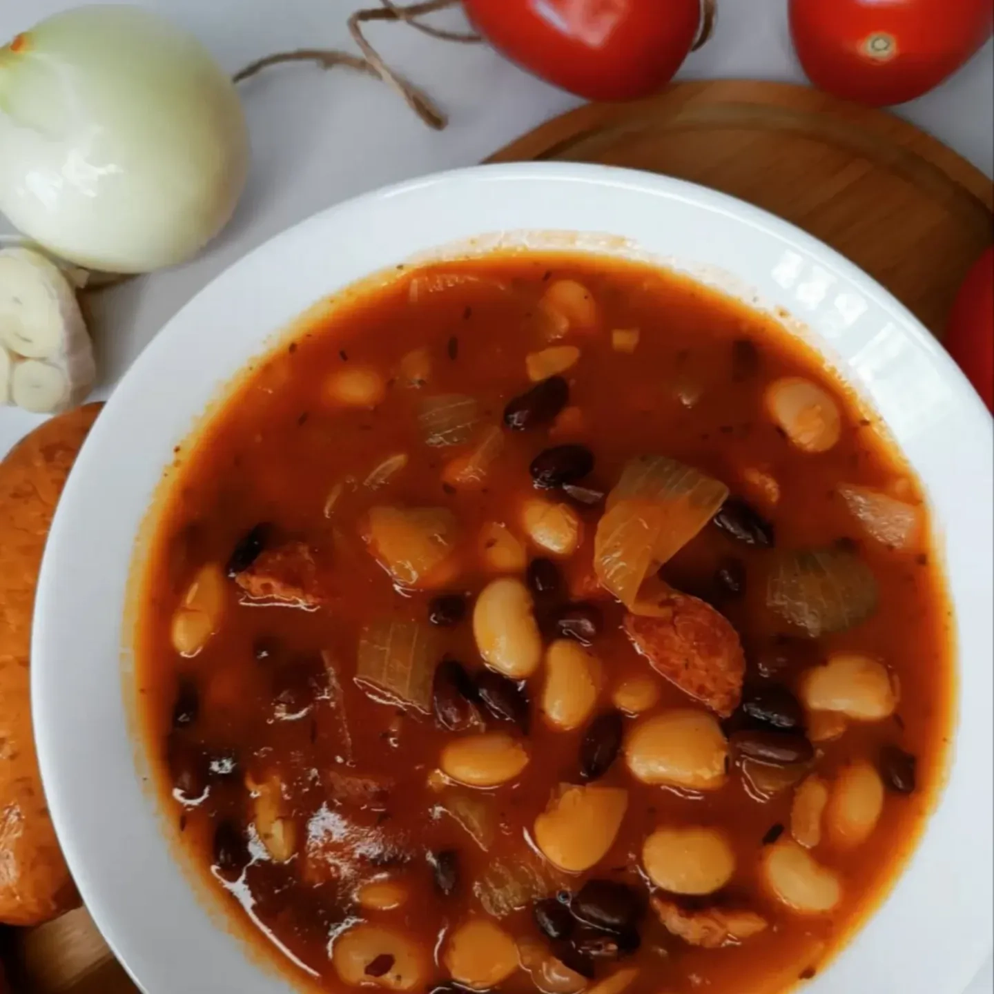 Fasolka po bretońsku z kiełbasą i boczkiem