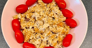 Pilngraudu makaroni ar sēņu mērci no rjaženkas un kukurūzas cietes