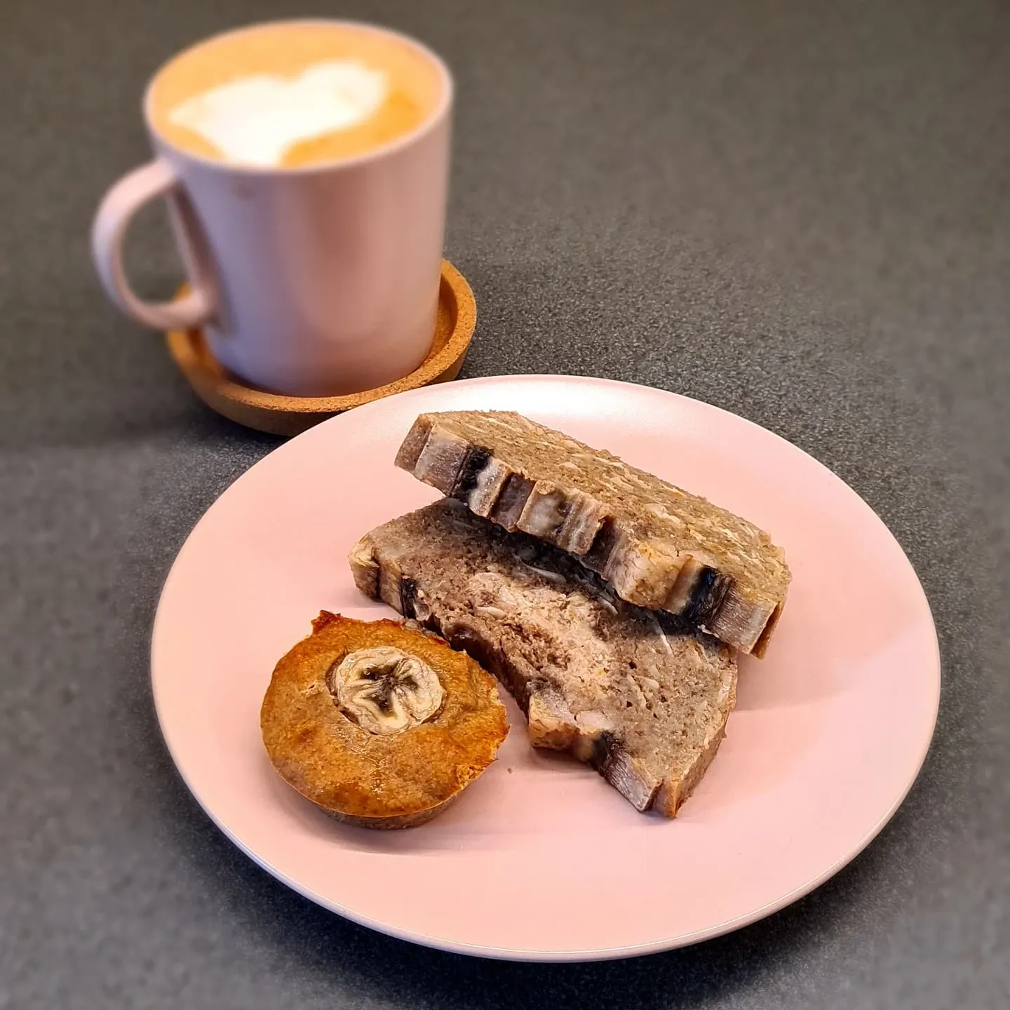 Veselīgā banānmaize ar pilngraudu miltiem un grieķu jogurtu