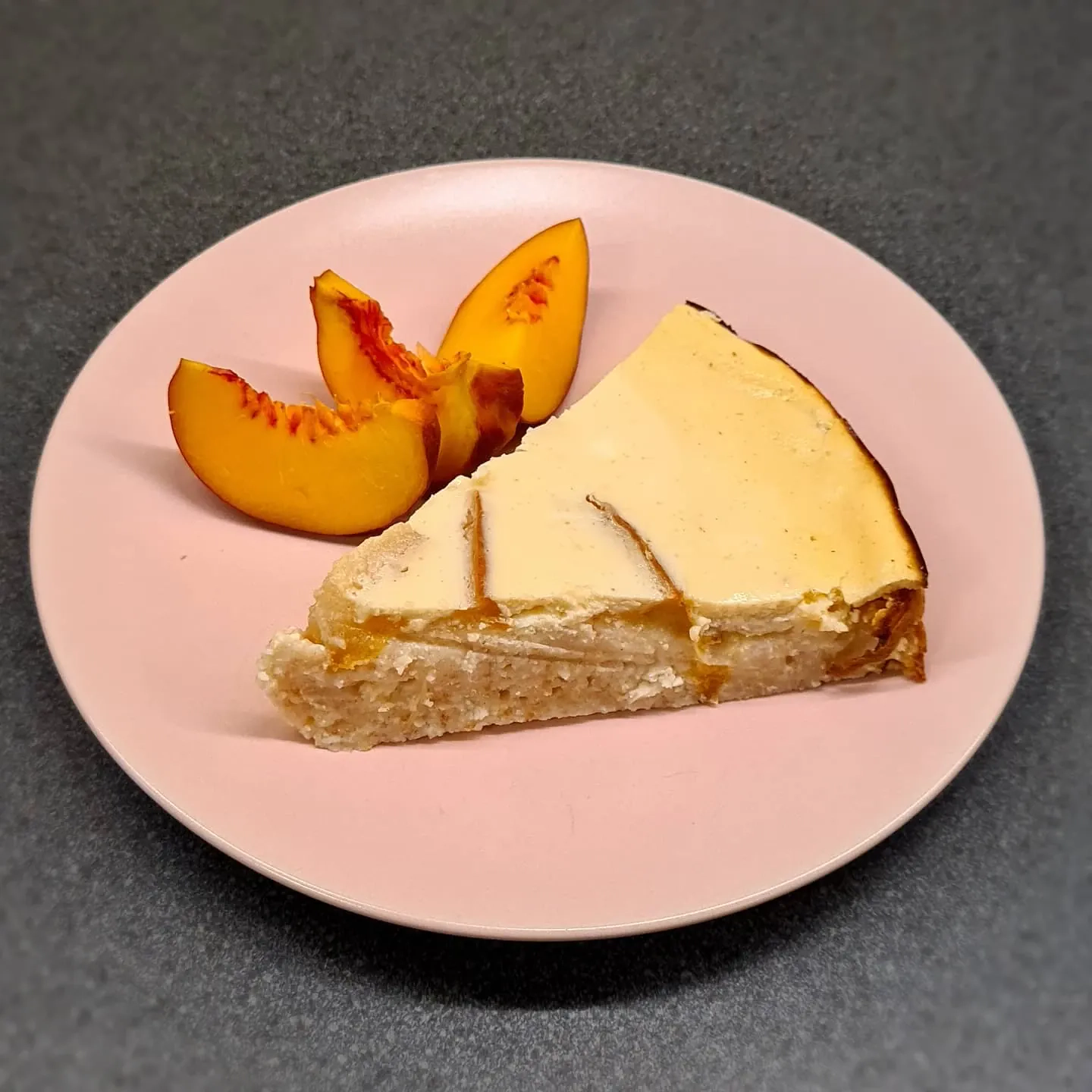 Biezpiena-bumbieru pīrāgs – veselīgs un maigs deserts ar augļiem