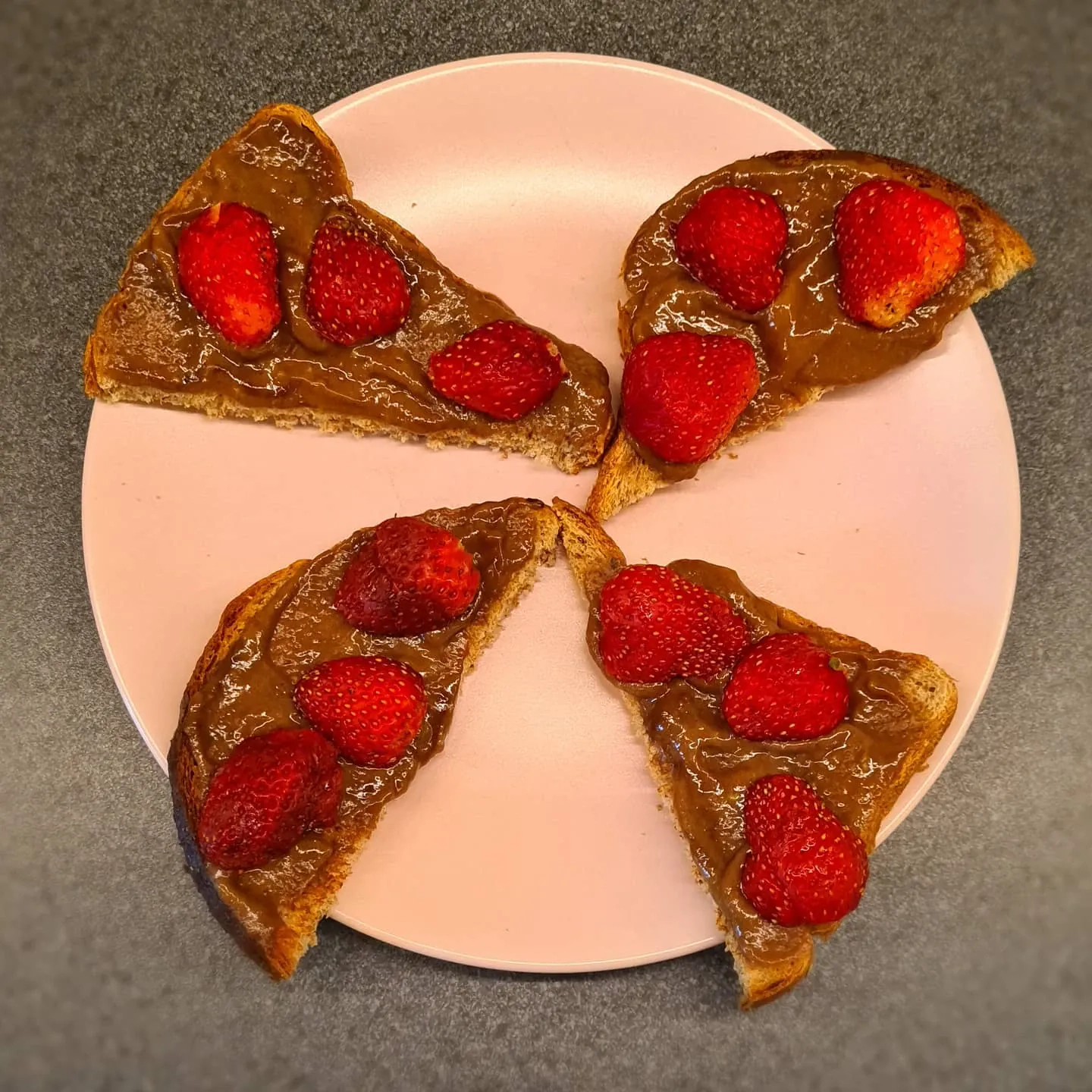 Pilngraudu tostermaize ar veselīgo Nutellu un svaigām zemenēm