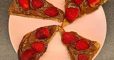 Pilngraudu tostermaize ar veselīgo Nutellu un svaigām zemenēm